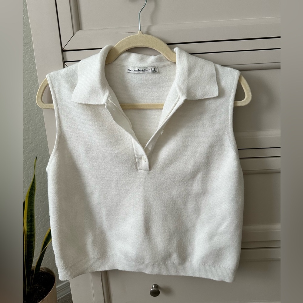Abercrombie LuxeLoft Sleeveless Notch-Neck Top in Cream. Size S